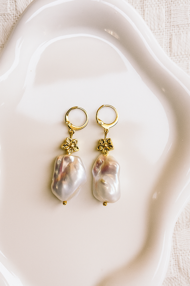 Orecchino in argento 925 placcato oro 24k, con fiorellini in argento 925 placcato oro 24k e perla barocca qualità AAA rettangolare.