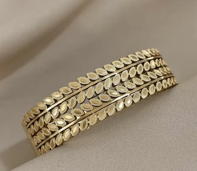Stunning 18K Yellow Gold Overlay Bangle.