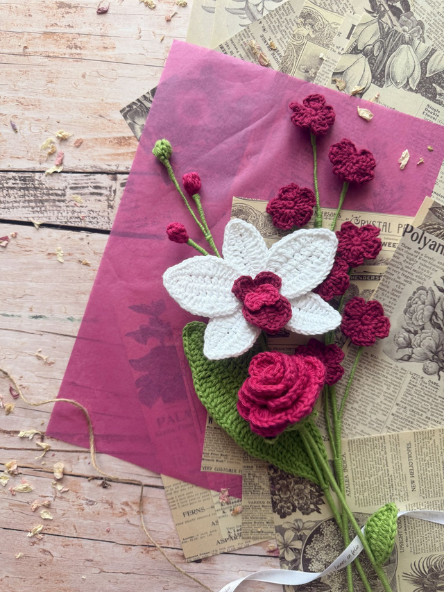 Bouquet orchidée, rose et myosotis 