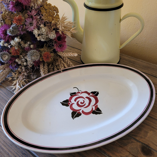 Grand plat oval vintage Sarreguemines modèle Noyon, rose bordeaux et noire