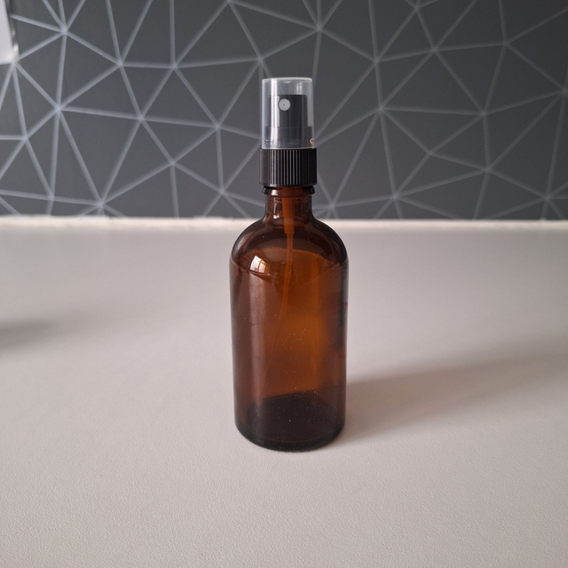 Flacon en verre ambré 100 mL avec bouchage pompe spray