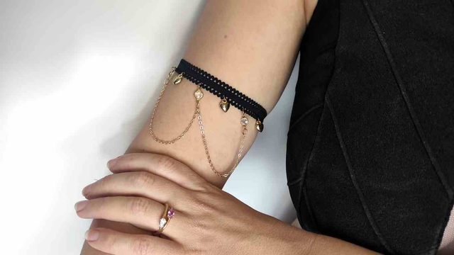 Bracelet de bras dentelle noire, cœurs et chaines dorées