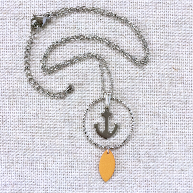 Collier « Calmato » argenté, cuir safran