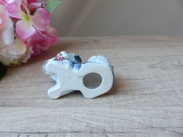 Figurine Caniche Romantique en Céramique Bleue – Petit Chien Vintage Années 70 – Statuette Mignonne avec Ruban Fleuri – Cadeau ou Collection