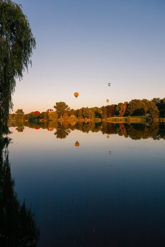 Heißluftballons im Aasee-Spiegel