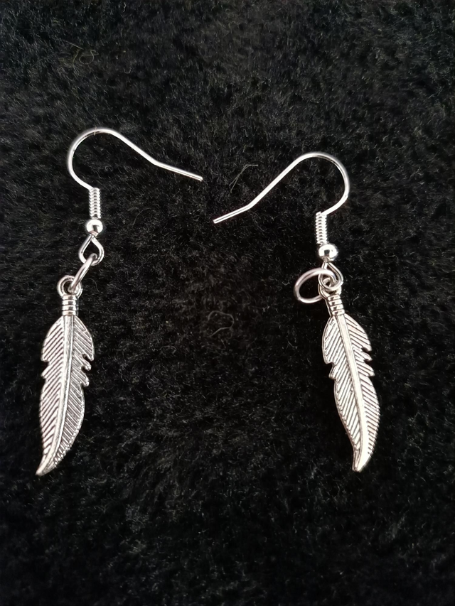 Boucles d&#039;oreilles petites plumes 