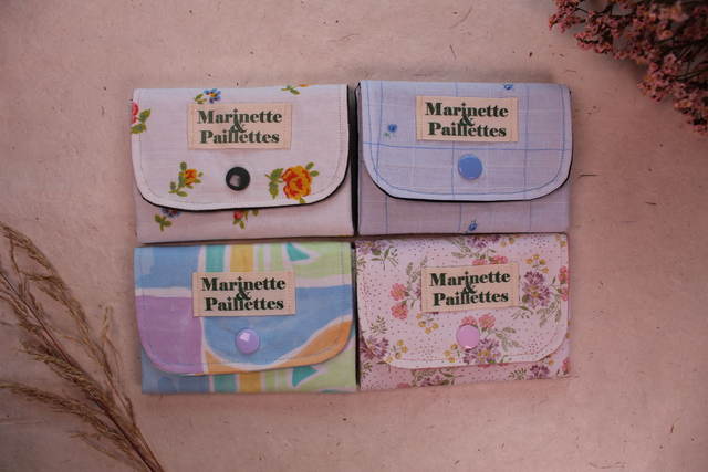 Porte-monnaie upcyclé petites fleurs bleues