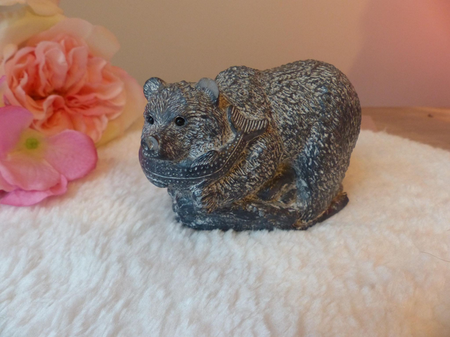 Sculpture d'ours attrapant un poisson, pierre de savon Wolf Original, figurine ours pierre fait main Canada, collection animaux art inuit