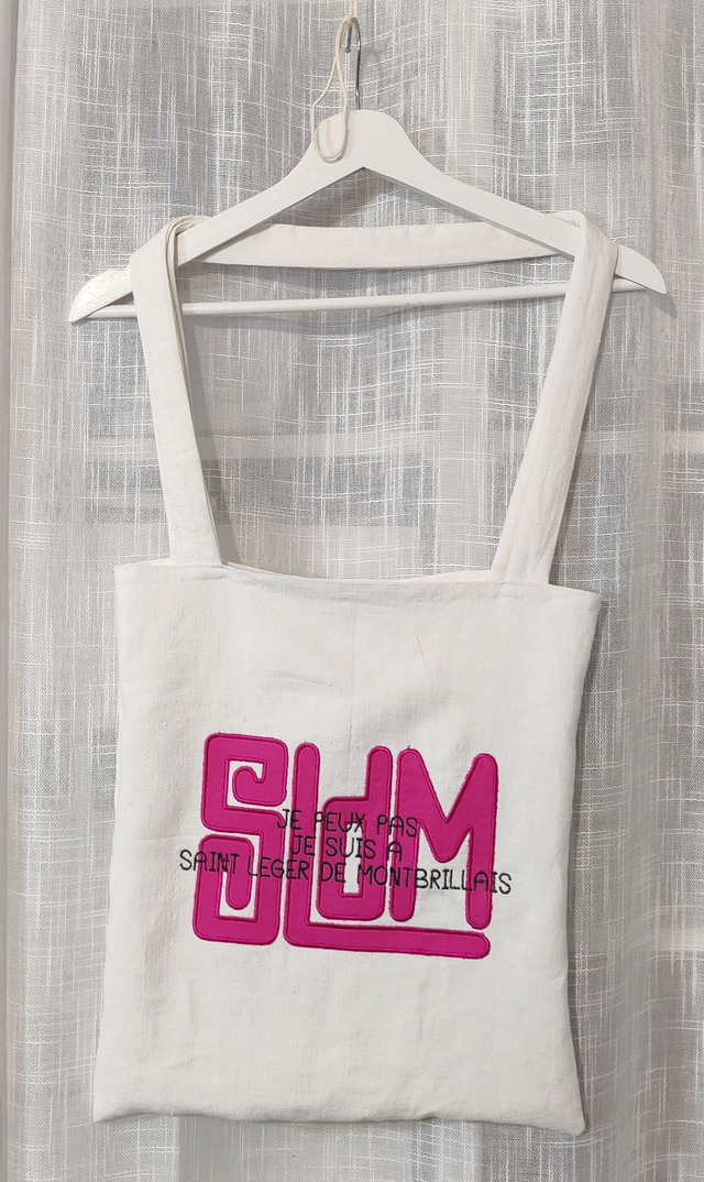 👜 Tote Bag brodé – Je ne peux pas, je suis à Saint Léger de Montbrillais (1)