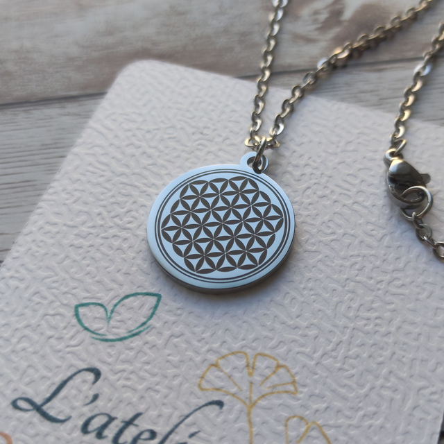 Collier &quot;Fleur de vie&quot; rond argenté