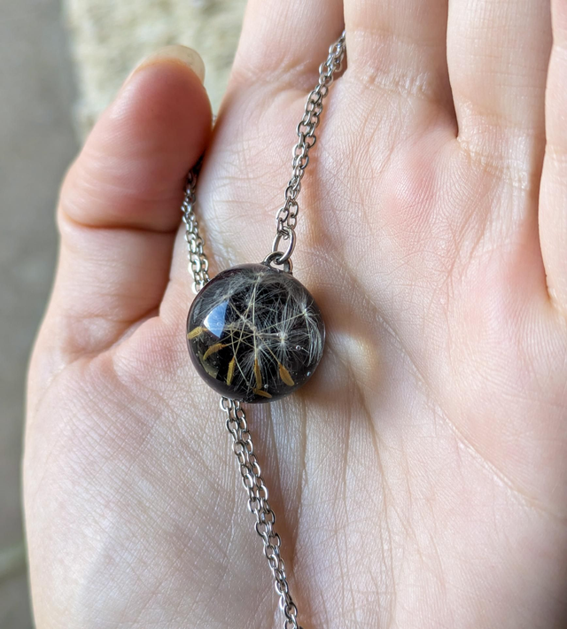 Colgante esfera con diente de león negro 