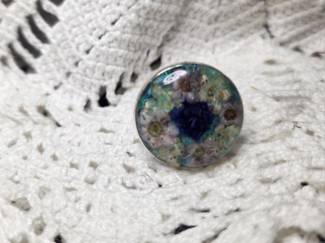 Bague fleurs spirée fond bleu