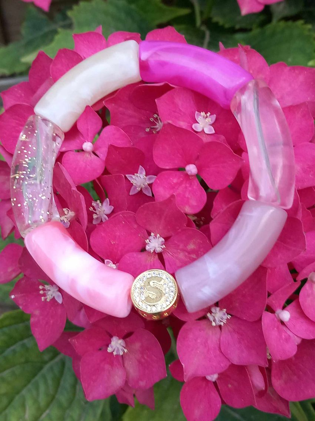 Bracelet perles tubes incurvées acrylique Anjali Gulaabee 