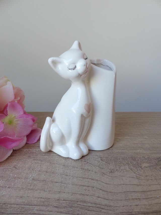 Vase en céramique chat blanc avec coeur rose, chat rétro shabby chic, figurine chat d'amour décoration maison de campagne cadeau collection