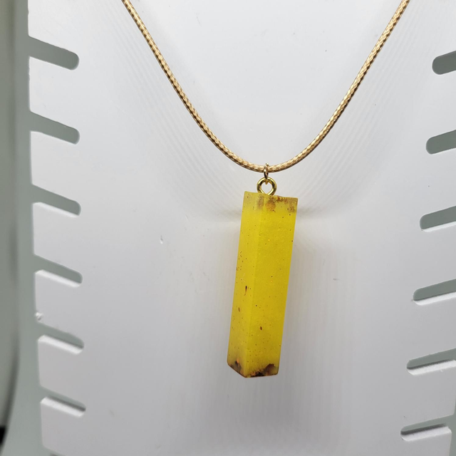 COLLIER CUBE JAUNE ET PAILETTE BRONZE 