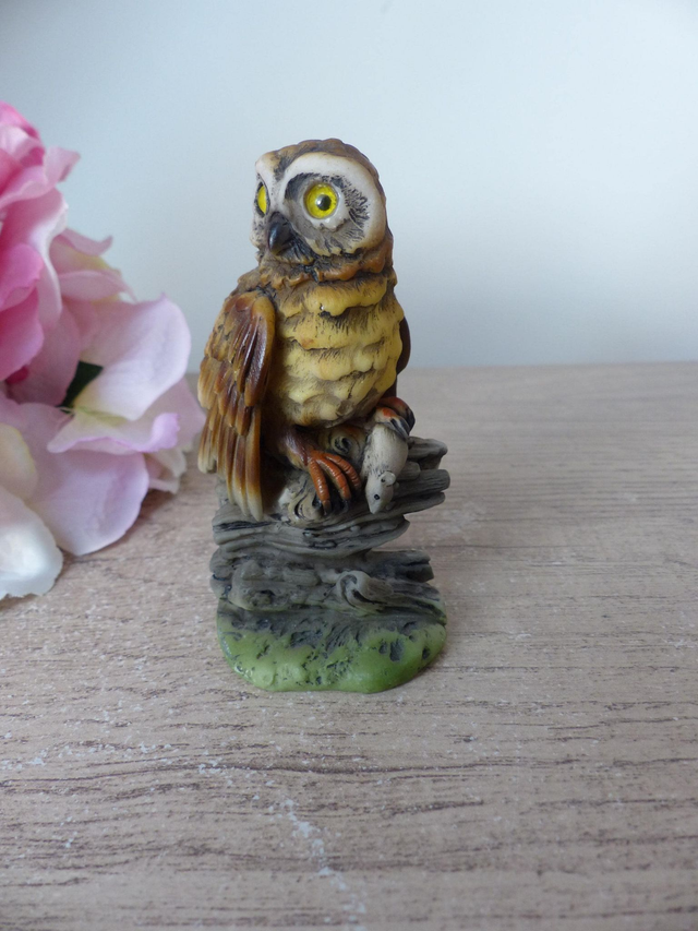 Vintage Signé italien FARO A. Lucchesi chouette en résine, sculpture chouette sauvage avec proie, collection chouette hibou oiseau