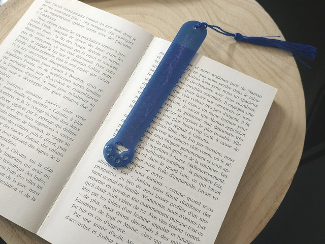 Marque page patte de chat - chien violet brillant