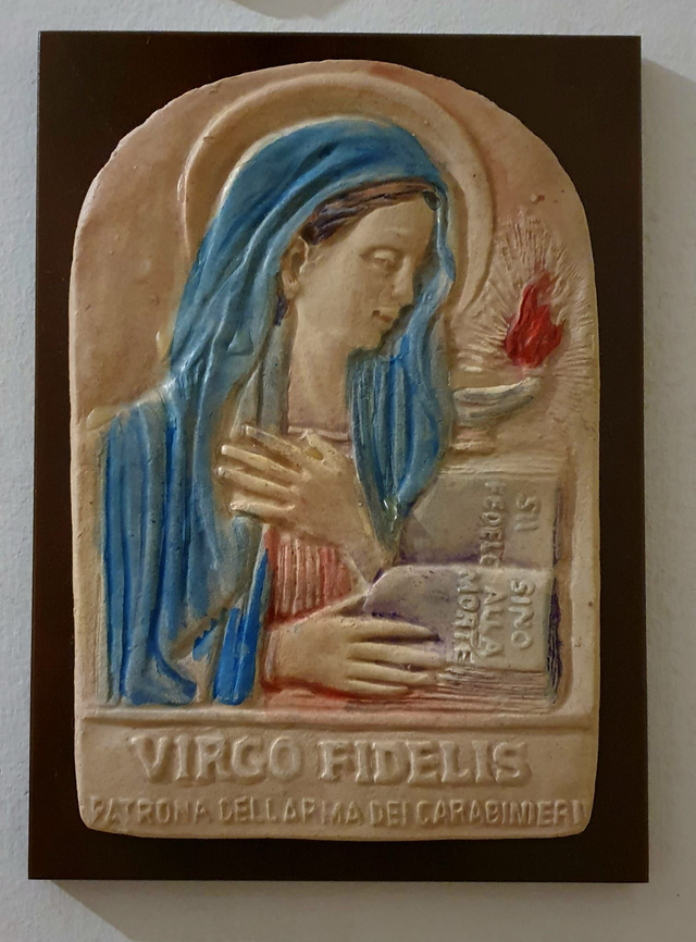 Virgo Fidelis Patrona dell'Arma dei Carabinieri montata su base di legno 22x31 cm