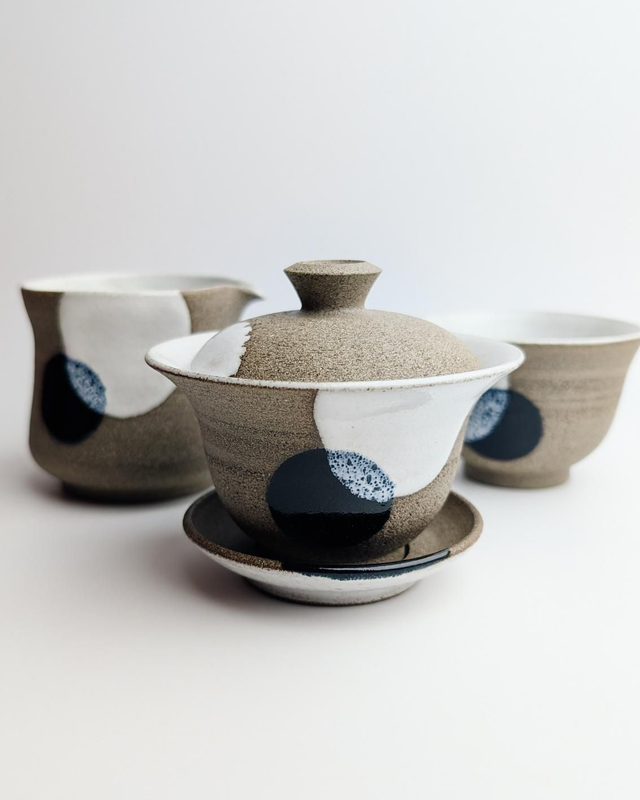 Zestaw gaiwan, chahai i czarka "kropki na betonie"