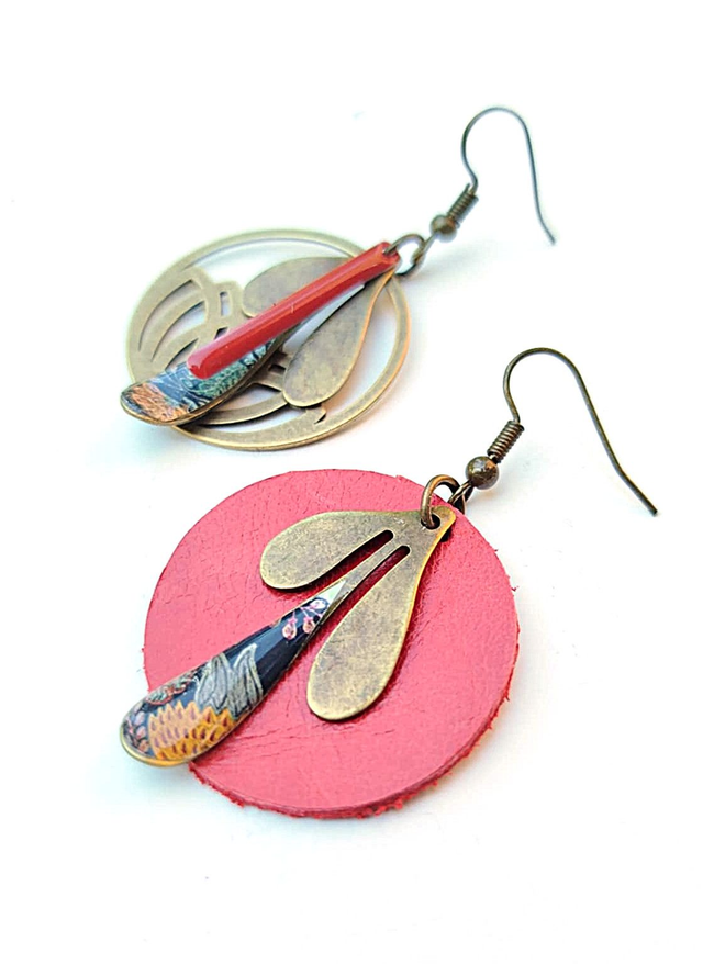 Boucles d&#039;oreilles Asymétriques Upcyclées en Chute de Cuir et Papier Recyclés - Tapisserie Florale - Collection Médiévale