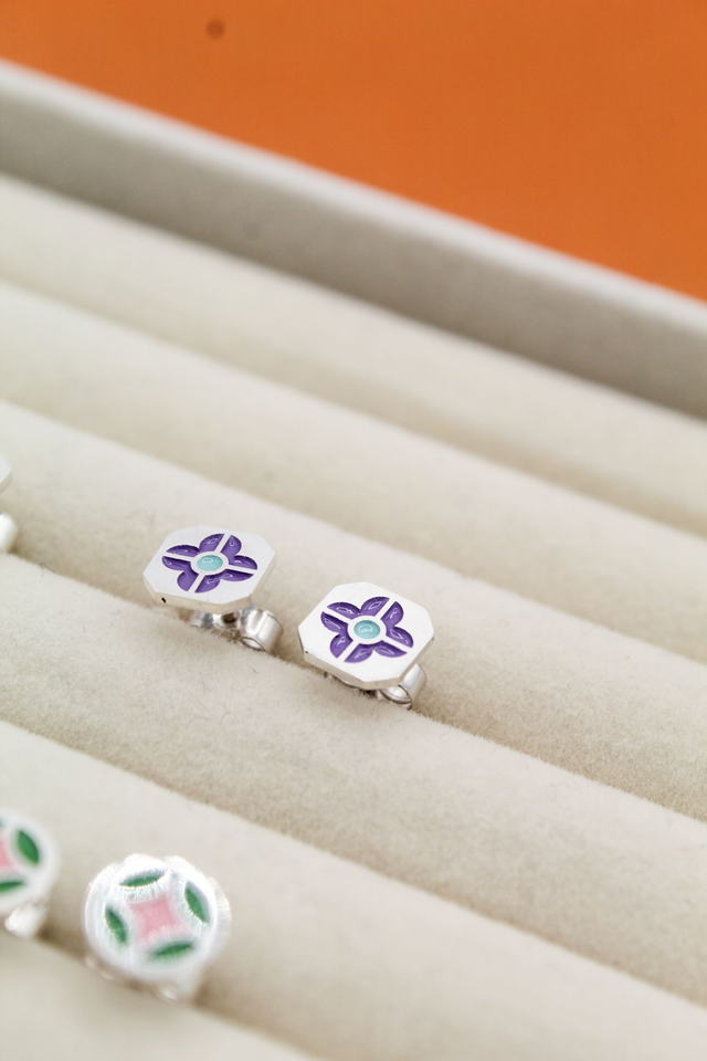 Boucles d'oreille puces émaillées fleur | Lavande & vert