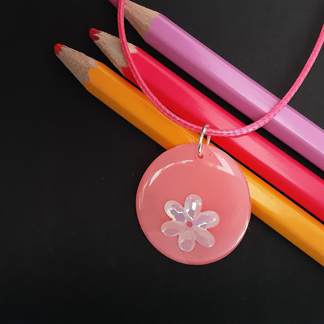 médaillon corail et fleur irisée