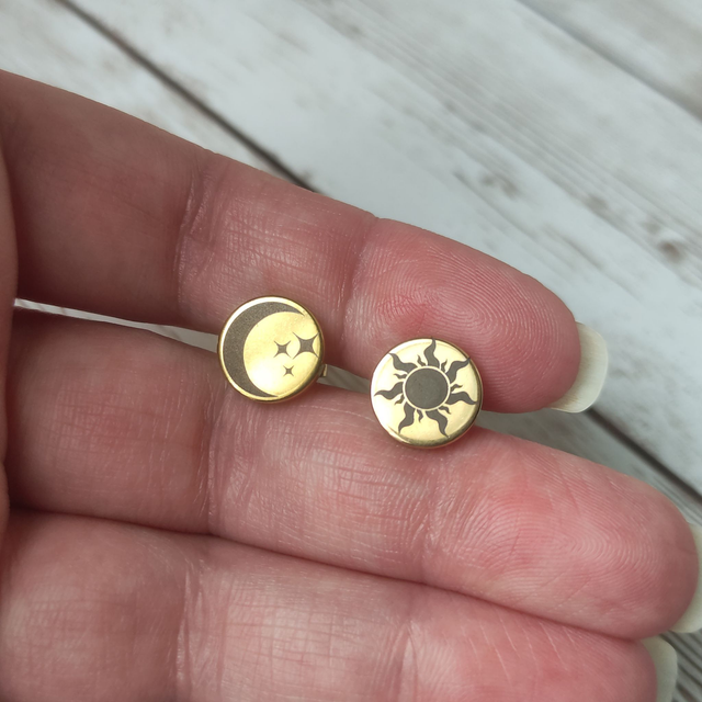 Puces d&#039;oreilles &quot;Lune et étoile&quot; gravée dorée
