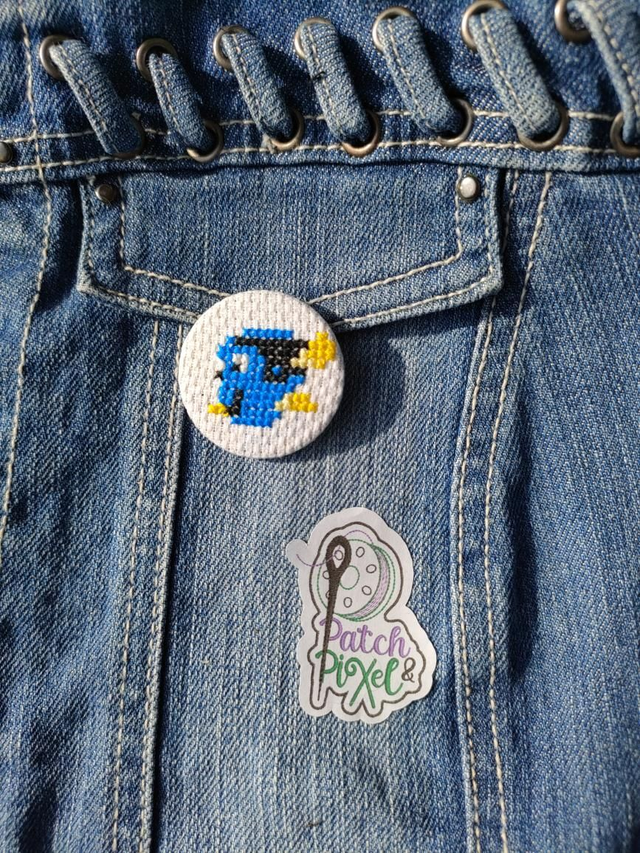Dory Badge ou porte clé brodé à la main pixel art