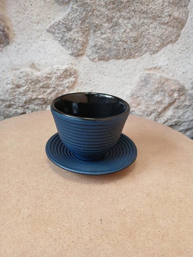 Tasse et soucoupe en fonte bleue