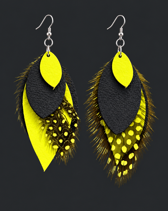 Éclat Sauvage – Boucles d’oreilles en cuir véritable et plumes, noir et jaune fluo