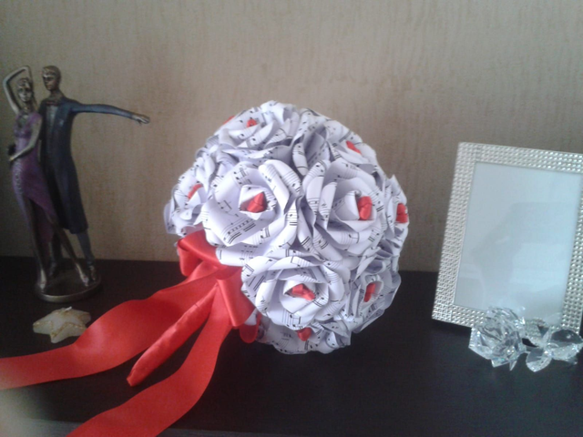 Bouquet Fiori di Carta Musicale con Inserti in Raso
