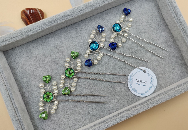 Lot de deux épingles avec perles blanches, cristaux et cabochons en bleu ou vert, perles cheveux cristaux en forme de cœur bleu ou vert