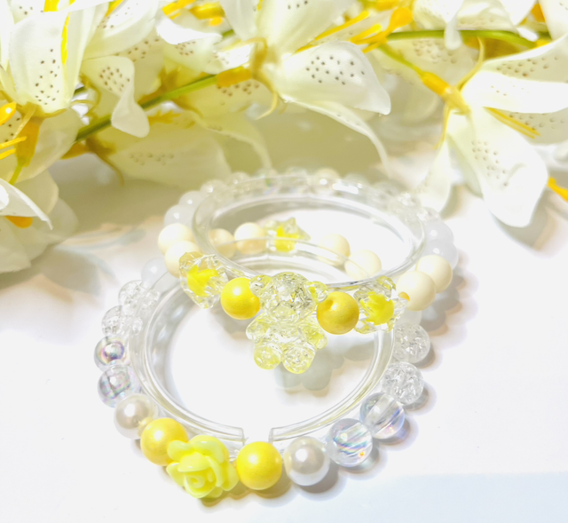Zonnebloem” – Handgemaakte Armbandenset met Gele Accenten & Kristallen Beer