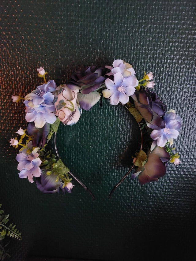Couronne de fleur bleue avec crâne de renard en résine 