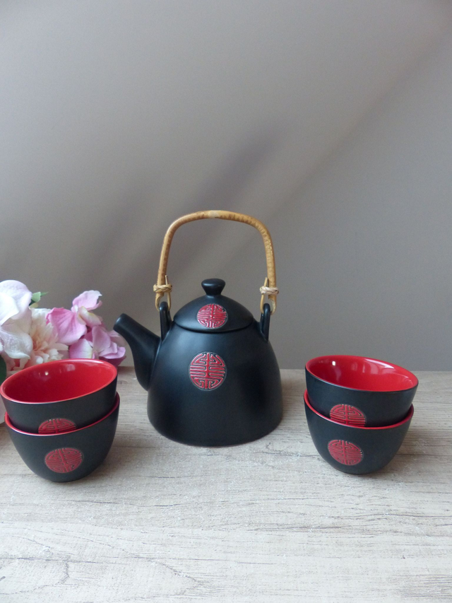 Service à Thé Rouge et Noir en Céramique – Théière avec Anse en Bois et 4 Tasses – Inspiration Chinoise – Ambiance Zen et Cadeau Bien-Être