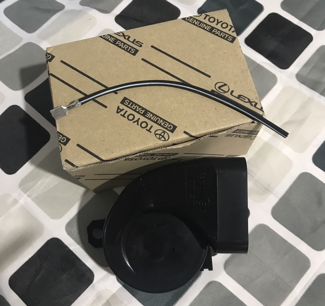 CT200 Horns x 2 + Repair kit - M24B - see M24A different code on back - this has 28, The other has 30