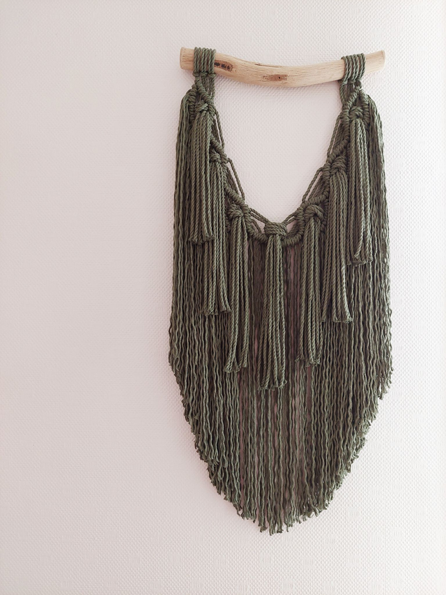  Mural en macramé vert olive avec bois flotté
