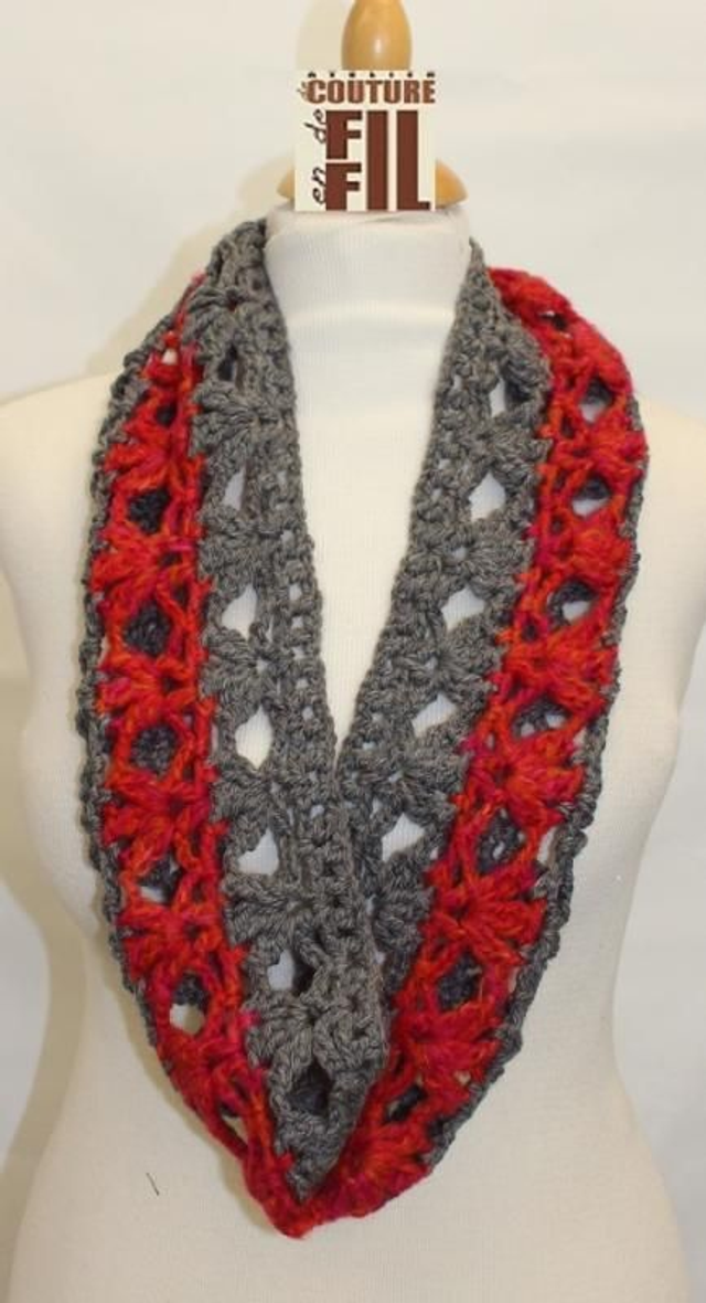 Echarpe TOUR DE COU fermé  au crochet gris et rouge 