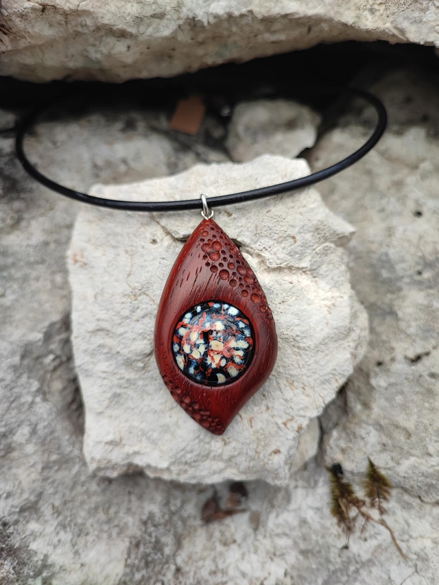 Pendentif en Bois de Padouk, Verre filé et Cordon Cuir