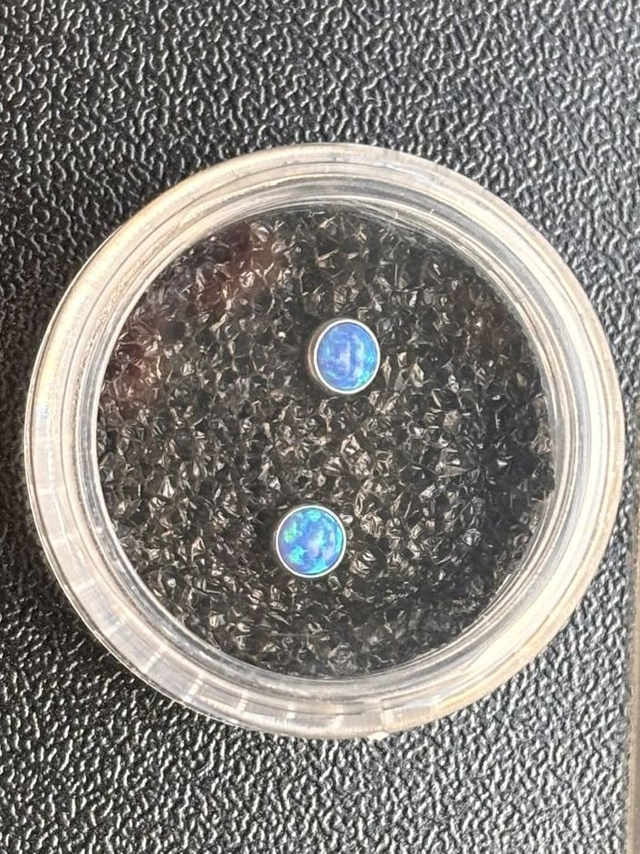 Dermal Titanio con Opale