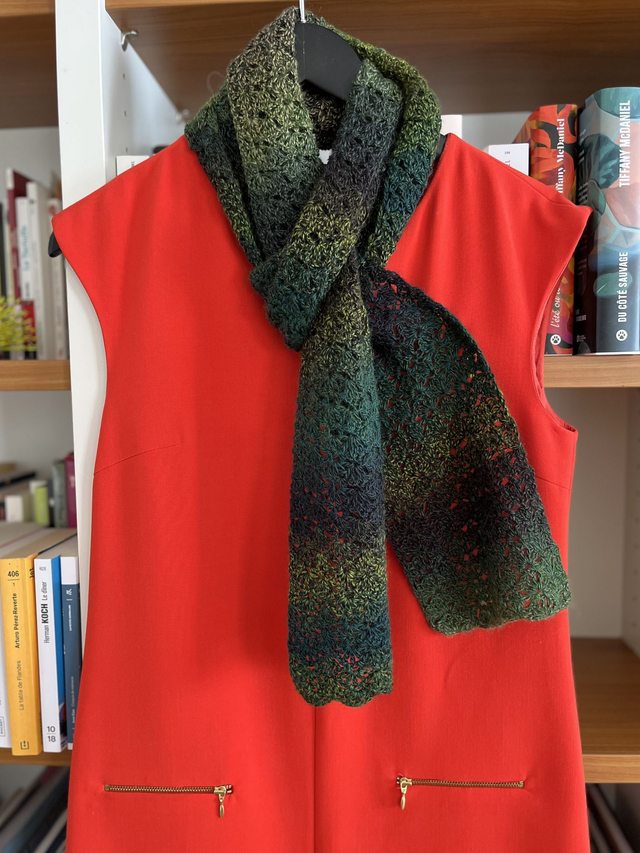 Echarpe au crochet vert mousse