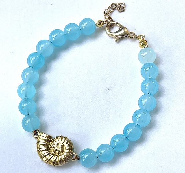 B94 - Bracelet perle en verre et breloque escargot 