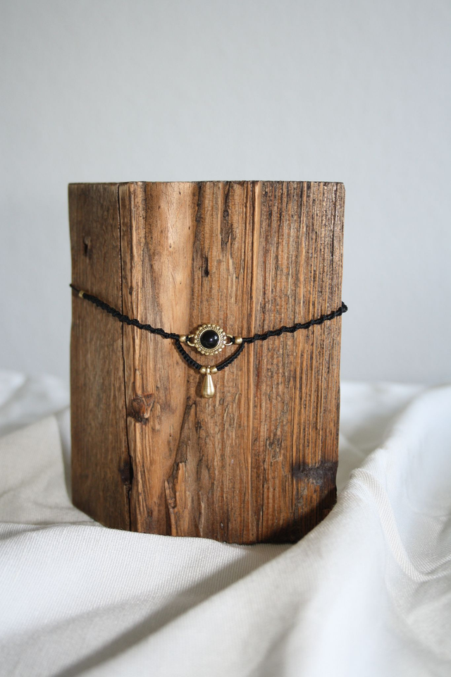 LIMITED: Elegante Makramee-Kette mit Tropfenanhänger und Onyx