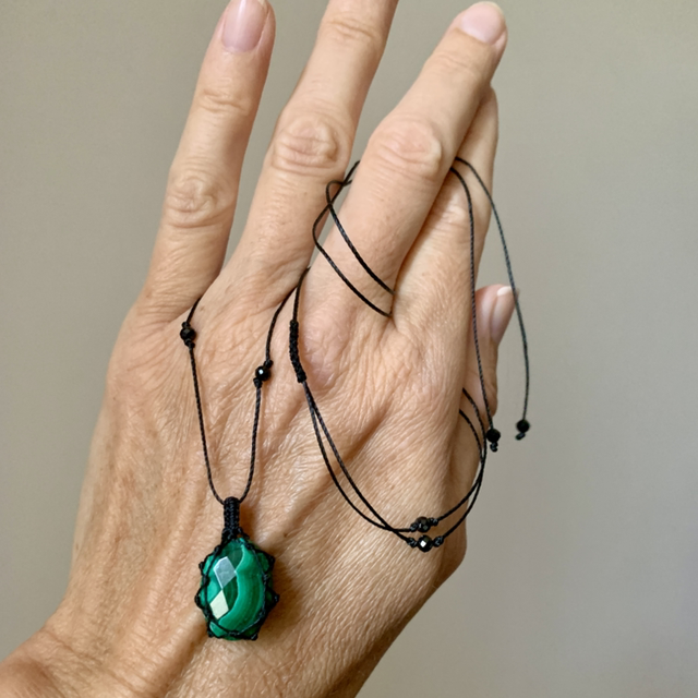 Collier, Malachite naturelle, micro-macramé