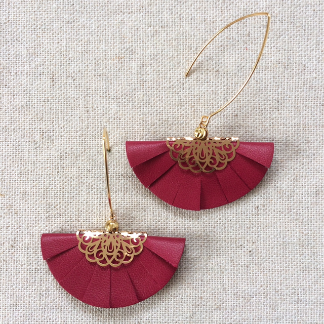 Boucles d’oreilles « Farandole » dorées, cuir rouge sang