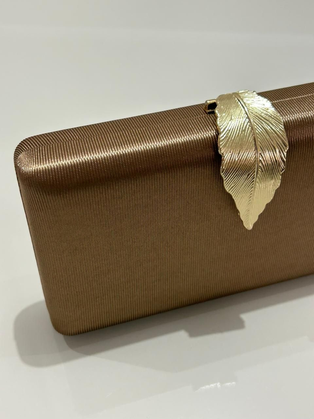 CLUTCH FOLHAGEM OURO VELHO CETIM TEXTURIZADA BRONZE - ACOMPANHA ALÇA METAL (S-328)