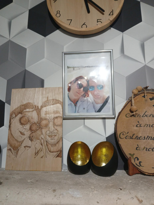 Portrait pyrogravé à la main sur bois – Création artisanale ELLUMINE