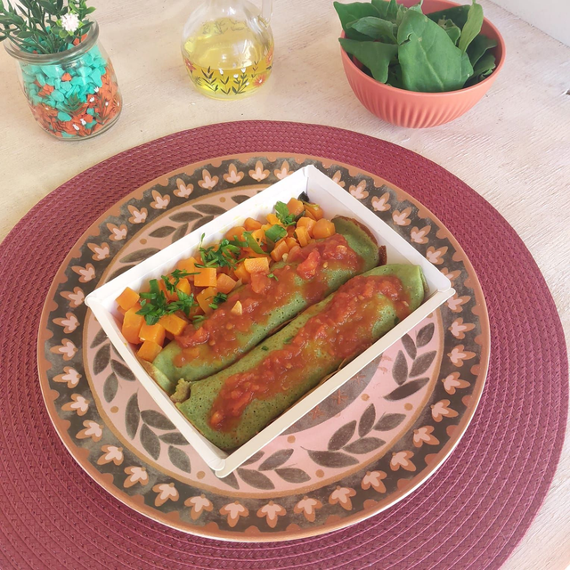 Panqueca de Espinafre c/ frango e requeijão + Cenoura c/ ervas
