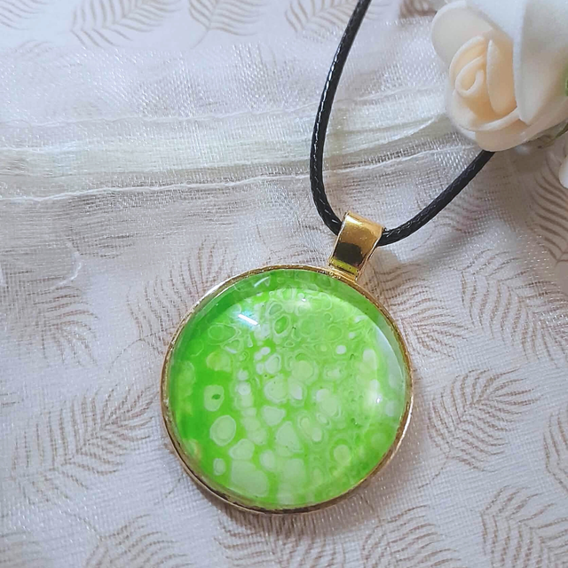 LISON – Collier – Métal doré – Vert et blanc