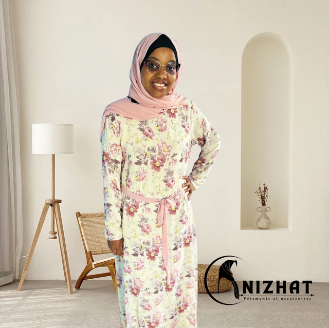 Robe longue blanc à motifs floraux roses + un hijab rose clair